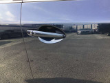 スマートキーを所持している状態でロックボタンを押すと、車両すべてのドアの解錠や施錠を行うことが出来ます。