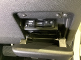 ハンドルの右下にETCがついています。高速道路の料金所の通過も楽々です!。 カードの取り出しもしやすい場所についています。