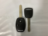 キーレスエントリー付きです。ドアの開け閉めの際に、ボタン操作でキーの差し込み不要です。通常のキーもスペアとして用意しております。