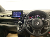 運転席周辺のスマートなレイアウトが、操作のしやすさを実現。快適なドライブをサポートします。