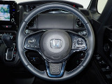 ハンドル左側にはオーディオ操作が出来るオーディオリモートコントロールスイッチ、右側にはHonda SENSINGとオートクルーズコントロールのスイッチを装備!