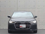 ●Audiが最初に採用したLEDポジショニングランプ。シャープなラインで昼間でも点けていたいと思うほど上品でオシャレです。夜間走行時はさらに目立ちます!