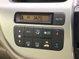 【オートエアコン】一度お好みの温度に設定すれば、車内の温度を検知し風量や温度を自動で調整。暑い&hellip;寒い&hellip;と何度もスイッチ操作をする必要はありません。快適な車内空間には必須の機能ですね♪