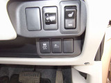 エマジェンシーブレーキ・VDC装備なのでまさかの時に運転のサポートを行います。 冬に便利な運転席シートヒーター装備です。