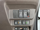 【路外逸脱抑制機能】はみ出しそうなとき、ディスプレー表示とステアリング振動の警告で注意を促すとともに、車線内へ戻るようにステアリング操作を支援します。機能には限界があるためご注意ください。