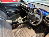 ステアリングを握ればJeepワールドが目の前に広がります。