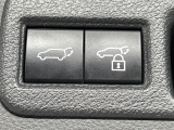 【パワーバックドア】スマートキーや運転席のボタンを押すだけでリアゲートが自動で開閉します!荷物を持っている時や、高い位置にあるバックドアを閉める際に便利な機能です♪