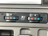 【シートヒーター&ベンチレーション】夏場は涼しい風でお尻や背中の熱やムレを防ぎ、冬はエアコンよりも早く温まってポカポカに!季節を問わず快適に過ごせます。