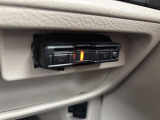 【ETC】有料道路を利用する際に料金所で停止することなく通過できる、ETC車載器(ノンストップ自動料金収受システム機器)が装備されています。セットアップを行うことで利用可能になります。