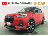 目を惹くレッド&times;ブラックツートンカラーで、駐車場でもひと際存在感を放つ一台です。SUVらしい迫力のあるスタイルながらコンパクトで運転しやすく、街乗りからロングドライブまで快適にお乗りいただけます♪