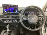 【ハンドル】運転にかかわる様々な操作を安全に行えるように視点移動が少なく操作性に配慮されたスイッチ類が凝縮されたコックピットです。