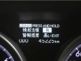 レーンディパーチャーアラートとは車線、又は走路からの逸脱の可能性を警告すると共に、車線、又は走路からの逸脱を避けるためのハンドル操作の一部を支援する機能です。詳細は販売店スタッフまでお尋ね下さい。