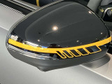 リアバンパー左右のレーダーセンサーにより車両の斜め後ろのミラーで見えない死角エリアに車両や自転車がいることを警告します。更に、側面衝突の危機があるときはブレーキを自動制御して危険回避をサポートします。