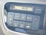 【オートエアコン】一度お好みの温度に設定すれば、車内の温度を検知し風量や温度を自動で調整。暑い&hellip;寒い&hellip;と何度もスイッチ操作をする必要はありません。快適な車内空間には必須の機能ですね♪