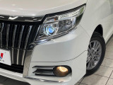 【LEDヘッドライト】悪天候や夜間走行時も良好な視界を確保し安心して運転できる高輝度LEDヘッドライトを装備!点灯速度が早く、消費電力も抑えられています。