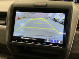 リバースギアに入れるだけで後方の表示へ切り替わります。夜間や雨の日の駐車も楽になりますよ。