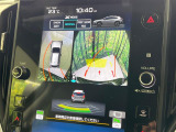 【マルチテレインモニター】車のフロントやサイドのカメラ画像を同時にモニター表示することで、悪路や狭い道を走行時でも周囲の状況確認ができ安心!本格SUVにうれしい装備です♪