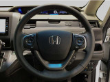 運転にかかわる様々な操作を安全に行えるように視点移動が少なく操作性に配慮されたスイッチ類が凝縮されたコクピットです。