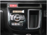 【オートエアコン】1年中快適な室内を提供!車内温度を設定すると、風量を自動で調整してくれます。