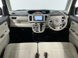 【インパネ】運転のしやすさを最優先に設計された見晴らしの良いフロントビュー。車両間隔が掴みやすく狭い道でも安心♪「安全」と「品質」を最優先に、安心してお乗りいただけるクルマを提供いたします。