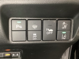 Hondaセンシング用の、VSA(ABS+TCS+横滑り抑制)解除と路外逸脱抑制機能のオンオフスイッチなどはハンドルの右側に装備しています。