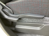 運転席にはドライバーの体型や好みに応じて前後方向だけでなく、高さの調整ができるシートリフターを装備!