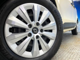 ●純正16インチホイール:輸入車ならではの卓越した走りを支えるホイールと足回りです!日本車の走りに慣れている方にもぜひ体感して頂きたいほど、高いレベルでまとまっています!