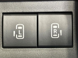 【両側パワースライドドア】スマートキーや運転席のスイッチで後席両側スライドドアの開閉が可能♪電動だから力を入れてドアを開ける必要が無く、小さなお子様でも簡単に開け閉めでき快適です♪