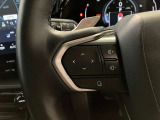 オーディオや運転支援機能などを手元で操作できるステアリングスイッチ。操作時の視線移動が少なく、安全にも貢献します。