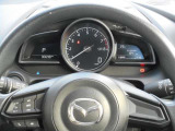 【ステアリングスイッチ】ステアリングスイッチは運転姿勢や視線を崩さずに操作が可能です。左側にはオーディオ類があります。