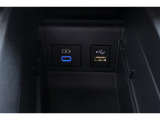 携帯の充電などに役立つUSB電源ソケットとディスプレーオーディオと接続用USBソケットになります!
