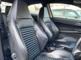 【運転席】シートは黒のレザーです。