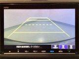 【バックカメラ】運転が苦手な方も車庫入れラクラクです!ギアをリバースに入れれば自動的に切り換わりますので、面倒な操作は不要です♪狭い駐車場もお車を傷つけず安心ですね!