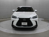 エクステリアは、一目でLEXUSとわかるスピンドルグリルを起点に、人が乗るキャビンの前後を大胆に絞り込んだ菱形のボディと力強く張り出したホイールフレアを融合させ、タイヤの存在を強調しています。