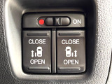【両側パワースライドドア】スマートキーや運転席のスイッチで後席両側スライドドアの開閉が可能♪電動だから力を入れてドアを開ける必要が無く、小さなお子様でも簡単に開け閉めでき快適です♪