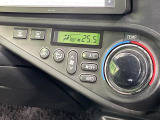 【オートエアコン】一度お好みの温度に設定すれば、車内の温度を検知し風量や温度を自動で調整。暑い&hellip;寒い&hellip;と何度もスイッチ操作をする必要はありません。快適な車内空間には必須の機能ですね♪