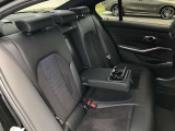 後席も使用感はさほど感じず、運転席・助手席同様に清潔感があります。後席シートもしっかりと作り込まれていますので、座り心地も悪くありません。是非、実車にてご確認下さい。