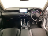 車内は光触媒抗菌消臭施工済です。スタイリッシュなデザインでスポーティなインパネ周りを演出します。グローブボックスやカップホルダーのほかにトレーなどたくさんの収納スペースが付いています。