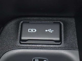 USBポート付きですので携帯等の充電もできます。