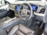 適度な包まれ感がありながらも見晴らしの良いインテリア 大型センターディスプレイは運転席側に向けられており、操作感や視認性も良好です