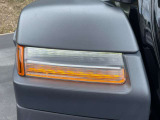 フェンダー前方に埋め込まれたウインカーです。LEDデイライトとしての機能も兼ね備えており、歯切れの良い発光パターンです。