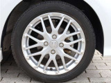 タイヤサイズは、165/55R15です。高品質でデザインにも優れている純正アルミホイールが装備され、スポーティーな雰囲気を演出しています。