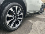車のデザインにマッチした、純正アルミホイール!