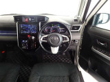 革巻きステアリングで快適な操作性の運転席です。