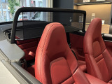 911カブリオレモデル専用装備の電動開閉機能付ウィンドディフレクターが装着されております