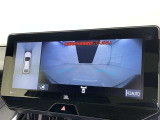 パノラミックビューモニターを装備。駐車場や交差点でクルマを真上から見るように周囲を確認できます。機能の詳細は販売店スタッフまでおたずねください。