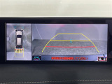 【パノラミックビューモニター】クルマを真上から見下ろした視点で駐車をサポートします!クルマの斜め後ろや真横など、いち早く障害物に気が付くことができます。