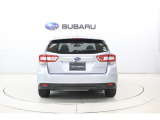 SUBARUリヤビークルディテクションを搭載。後方から接近する車両を検知し、ドアミラーのLEDインジケーターで注意を促します。車線変更や後退時の安全確認をサポートし、安心感の高いドライブを実現します。