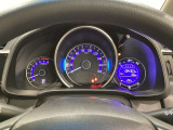 CVT車のセレクトレバーです。低速から高速まで、変速ショックのないスムーズな走りを実現するとともに、エンジン効率のよい領域を維持することで燃費にも貢献します。