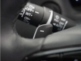◆減速セレクター◆ステアリングホイールの左右に取り付けられた2つのパドルスイッチで減速の強さを調整。 左側の「-」を操作すると減速を強く、右側の「+」を操作すると減速を弱くすることができます。